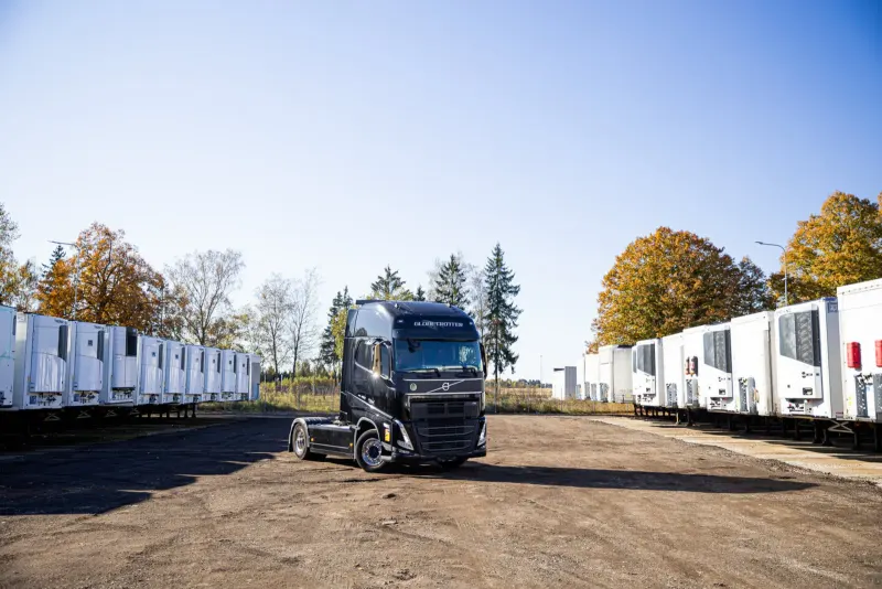 Kylmäperävaunuja ja vetoauto Hanse Trailerin pihalla