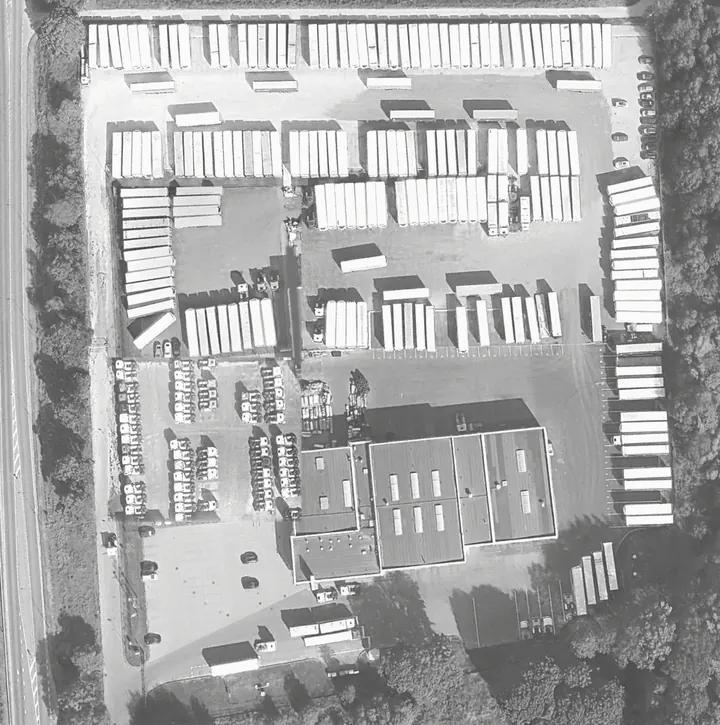 Geländeplan von Hanse Trailer, Liepkalnio g. 200F: Verkaufsflächen im Norden und Westen, Büro, Werkstatt und Waschanlage im Süden.